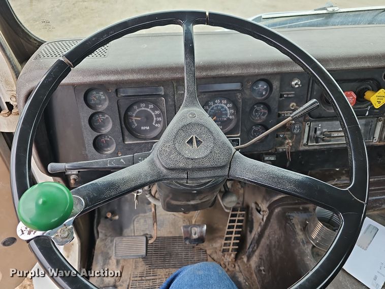 image for item DR5931 1987 International S2300  semi truck