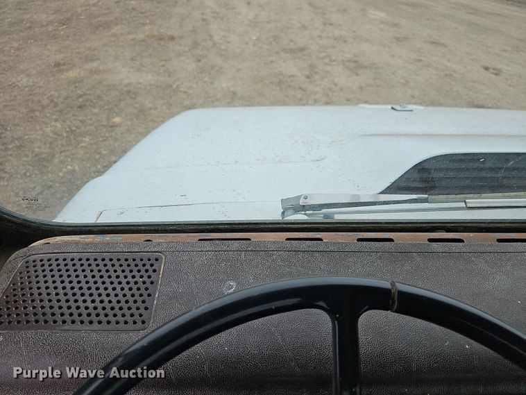 image for item DR5931 1987 International S2300  semi truck