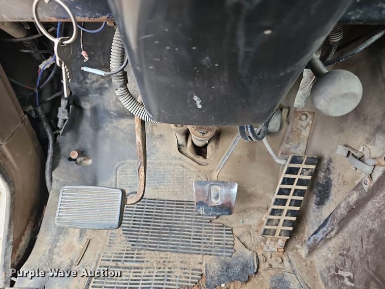 image for item DR5931 1987 International S2300  semi truck