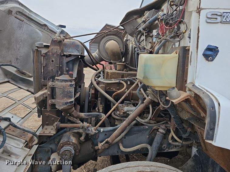 image for item DR5931 1987 International S2300  semi truck