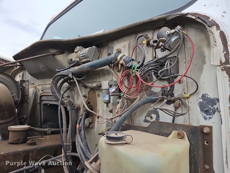 image for item DR5931 1987 International S2300  semi truck