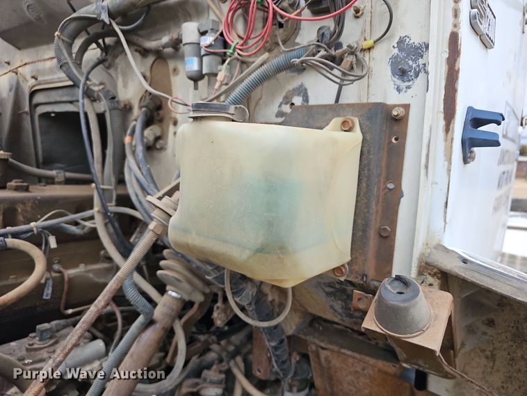 image for item DR5931 1987 International S2300  semi truck