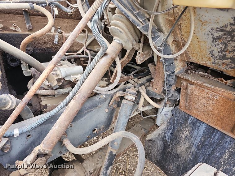 image for item DR5931 1987 International S2300  semi truck