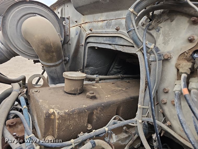 image for item DR5931 1987 International S2300  semi truck