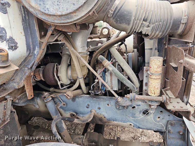 image for item DR5931 1987 International S2300  semi truck