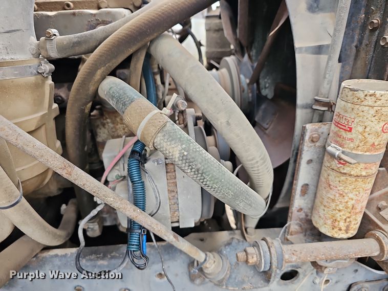 image for item DR5931 1987 International S2300  semi truck