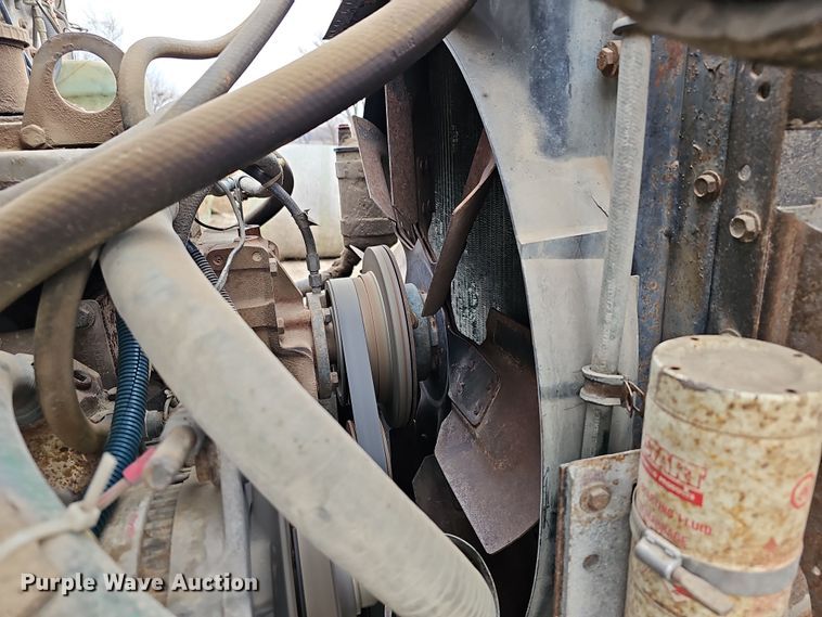 image for item DR5931 1987 International S2300  semi truck