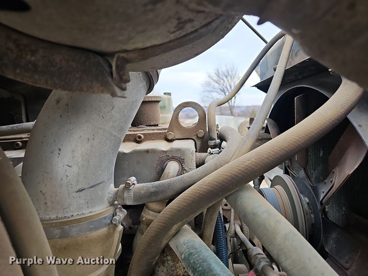 image for item DR5931 1987 International S2300  semi truck