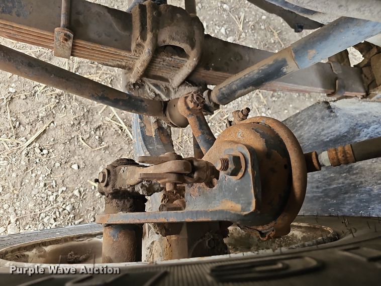 image for item DR5931 1987 International S2300  semi truck