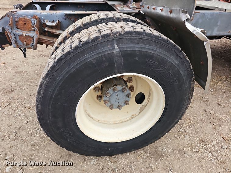 image for item DR5931 1987 International S2300  semi truck