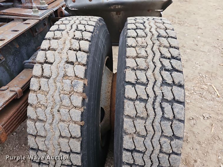 image for item DR5931 1987 International S2300  semi truck