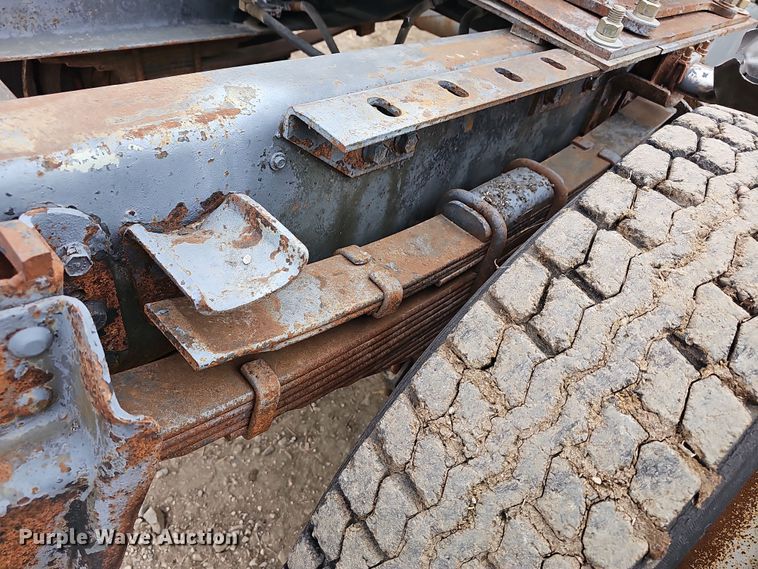 image for item DR5931 1987 International S2300  semi truck