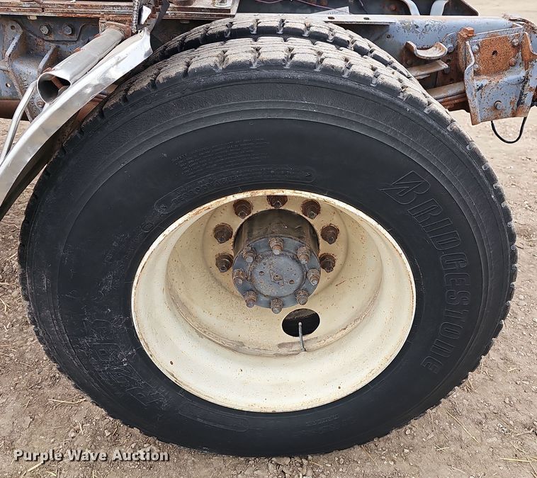 image for item DR5931 1987 International S2300  semi truck