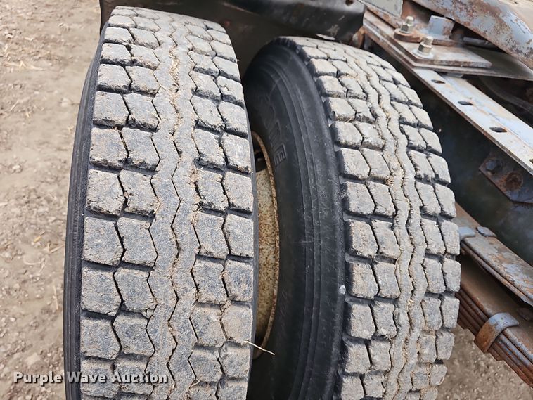 image for item DR5931 1987 International S2300  semi truck