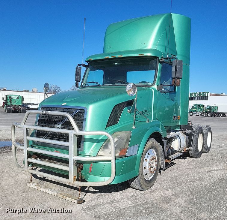 image for item MI9863 2006 Volvo VN Series  semi truck