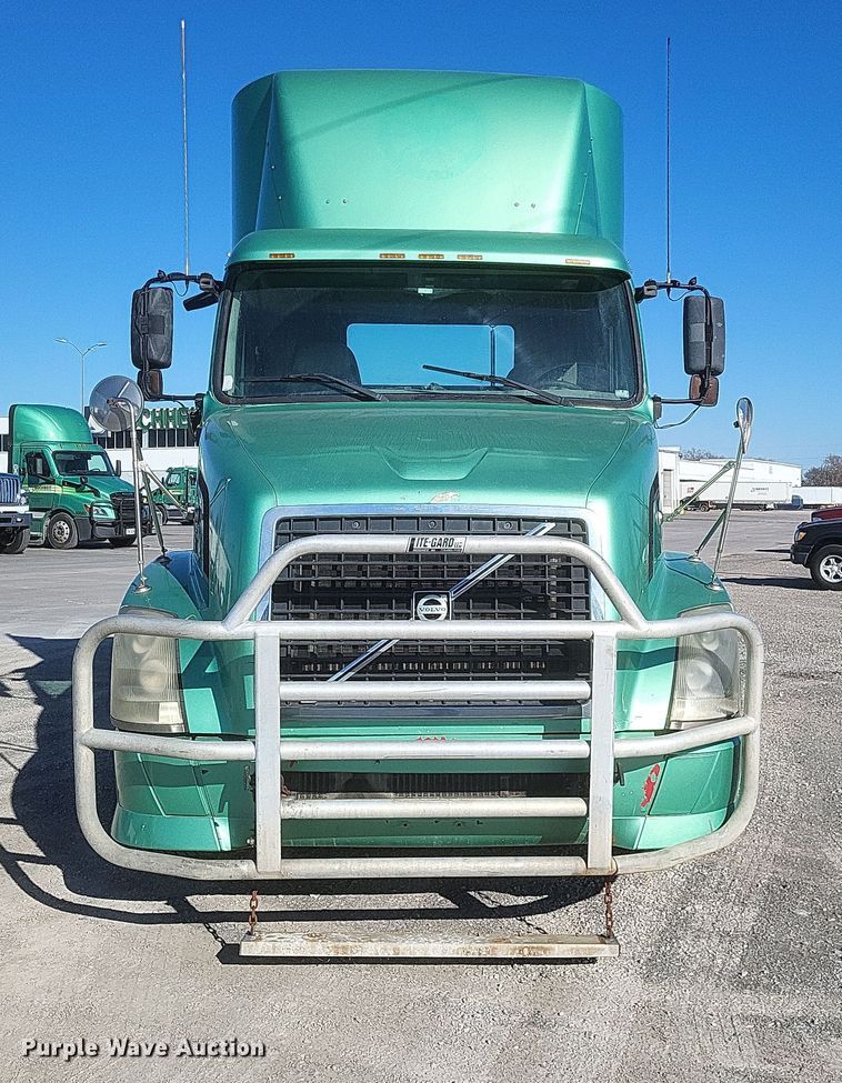 image for item MI9863 2006 Volvo VN Series  semi truck