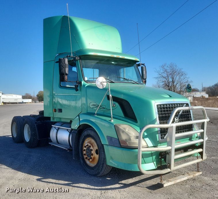 image for item MI9863 2006 Volvo VN Series  semi truck