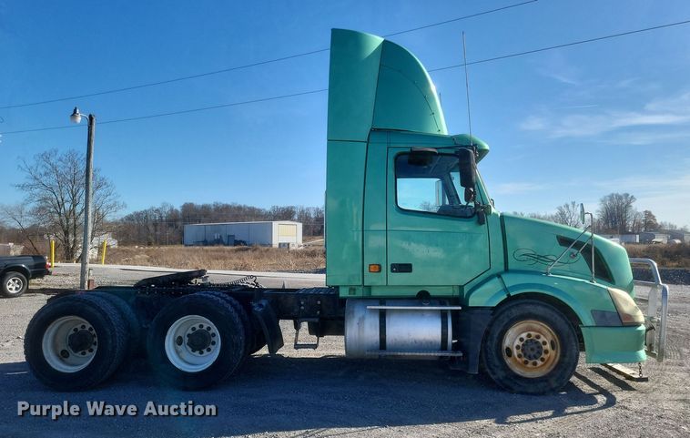 image for item MI9863 2006 Volvo VN Series  semi truck