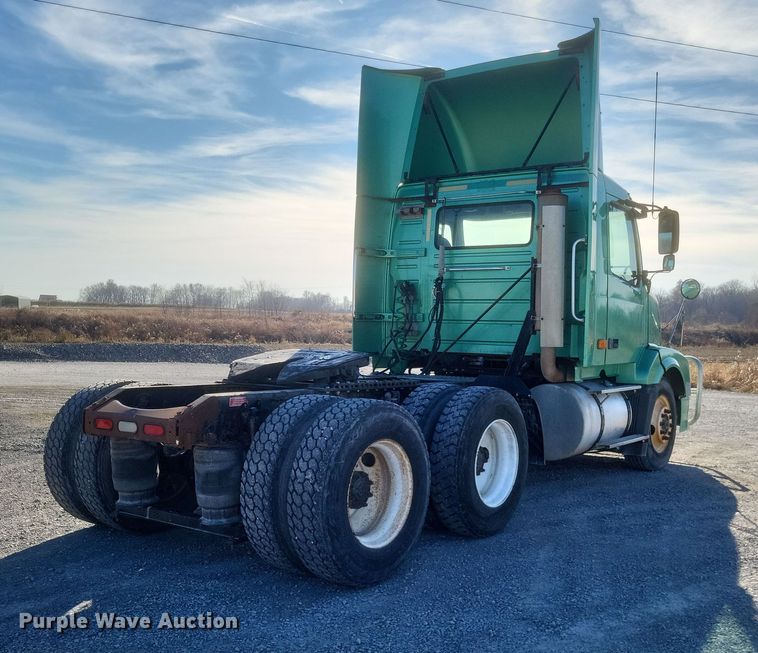 image for item MI9863 2006 Volvo VN Series  semi truck