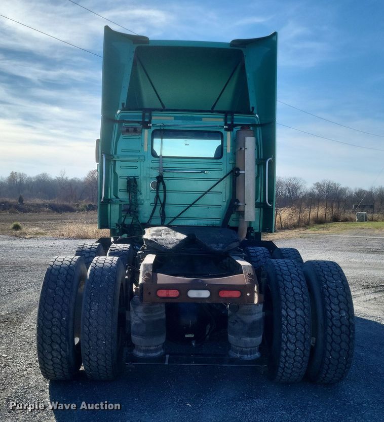 image for item MI9863 2006 Volvo VN Series  semi truck