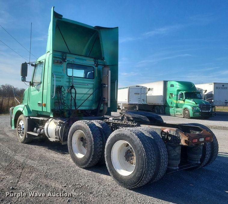 image for item MI9863 2006 Volvo VN Series  semi truck