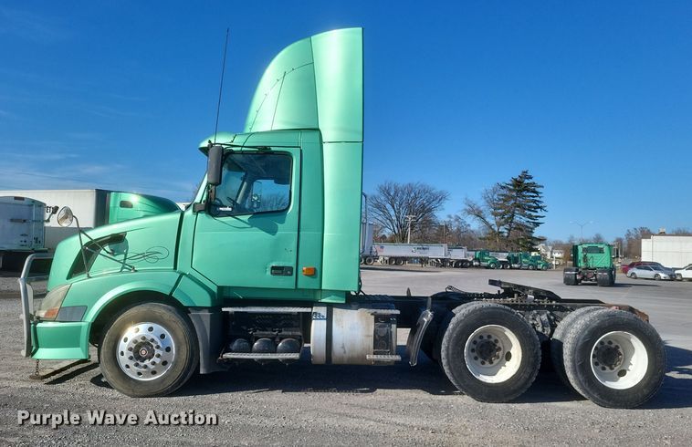 image for item MI9863 2006 Volvo VN Series  semi truck