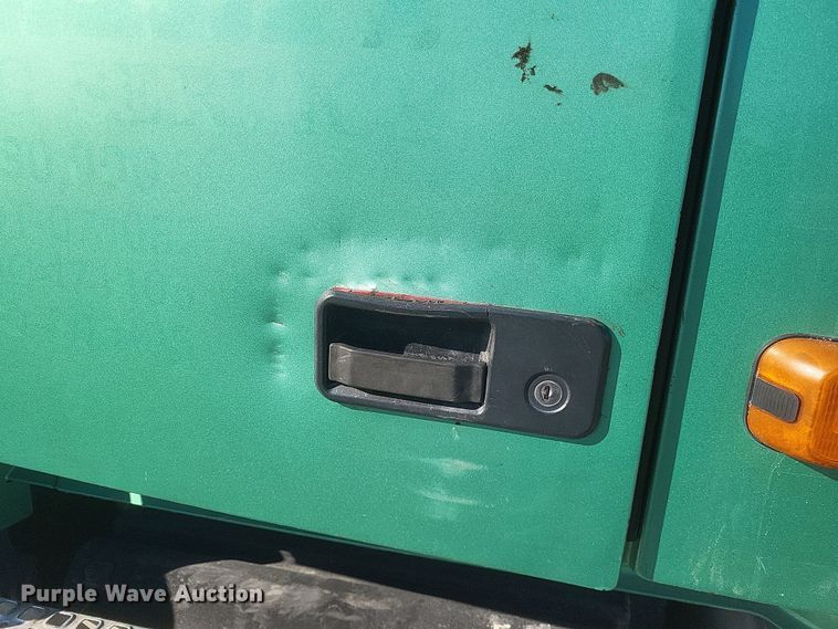 image for item MI9863 2006 Volvo VN Series  semi truck