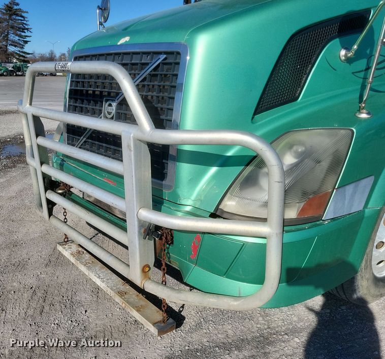 image for item MI9863 2006 Volvo VN Series  semi truck