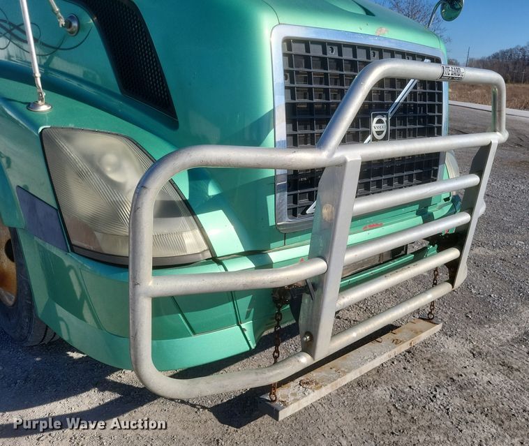 image for item MI9863 2006 Volvo VN Series  semi truck