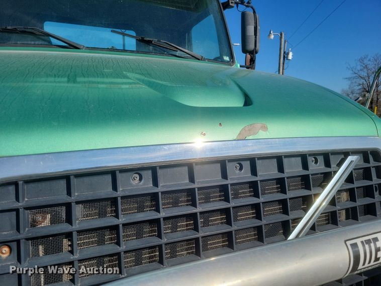 image for item MI9863 2006 Volvo VN Series  semi truck