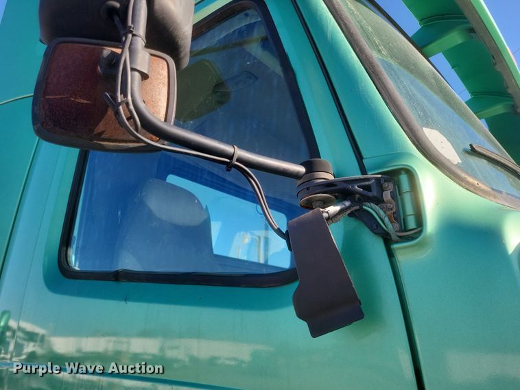 image for item MI9863 2006 Volvo VN Series  semi truck