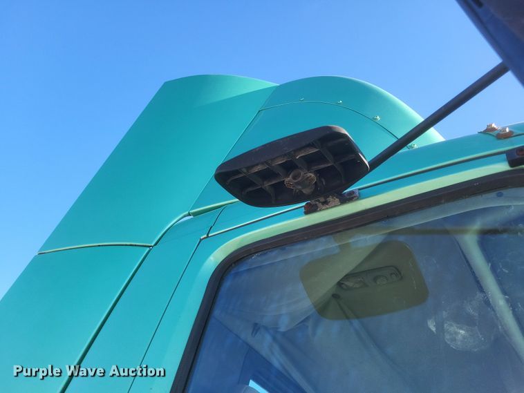 image for item MI9863 2006 Volvo VN Series  semi truck