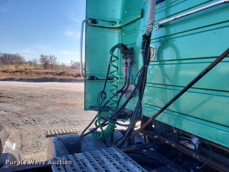 image for item MI9863 2006 Volvo VN Series  semi truck