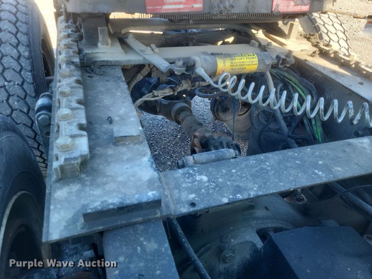 image for item MI9863 2006 Volvo VN Series  semi truck