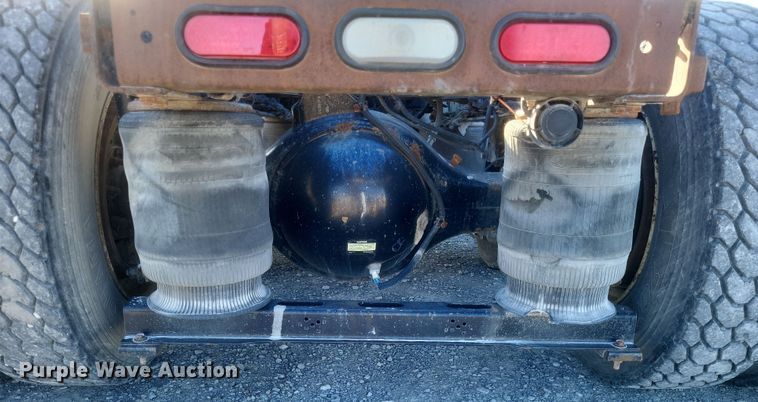 image for item MI9863 2006 Volvo VN Series  semi truck