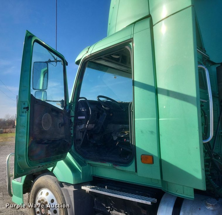 image for item MI9863 2006 Volvo VN Series  semi truck