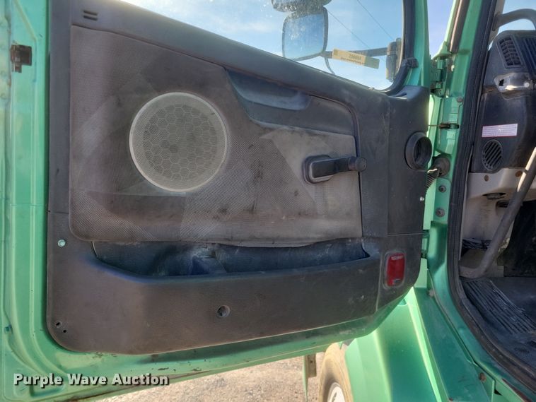 image for item MI9863 2006 Volvo VN Series  semi truck