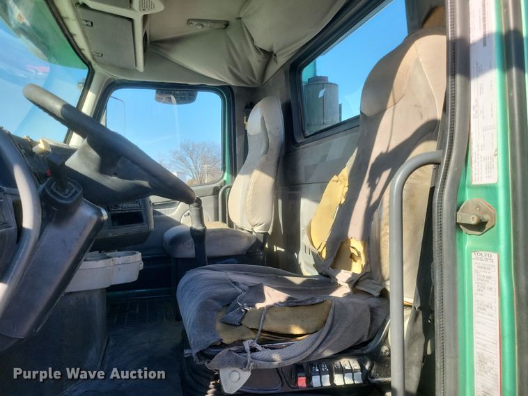 image for item MI9863 2006 Volvo VN Series  semi truck