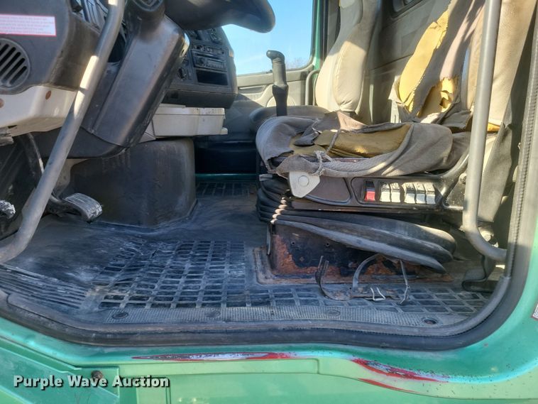 image for item MI9863 2006 Volvo VN Series  semi truck