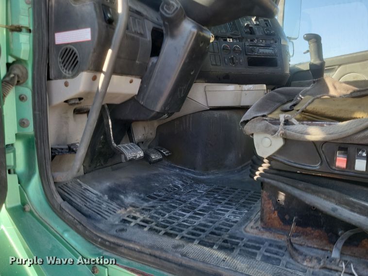 image for item MI9863 2006 Volvo VN Series  semi truck