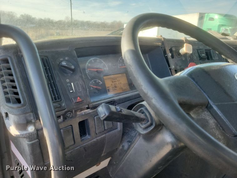 image for item MI9863 2006 Volvo VN Series  semi truck