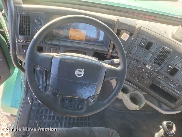 image for item MI9863 2006 Volvo VN Series  semi truck