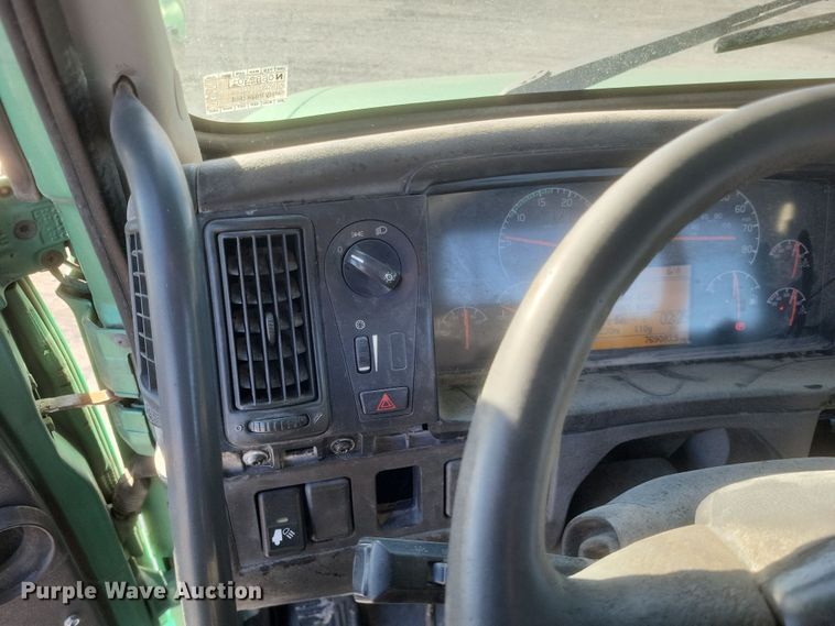 image for item MI9863 2006 Volvo VN Series  semi truck