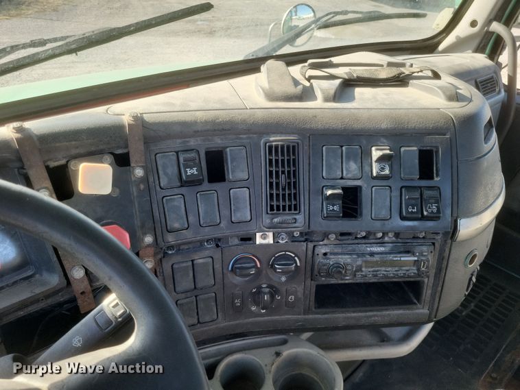 image for item MI9863 2006 Volvo VN Series  semi truck