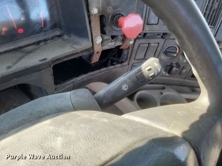 image for item MI9863 2006 Volvo VN Series  semi truck