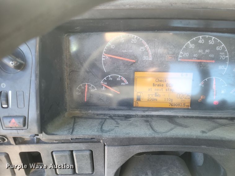 image for item MI9863 2006 Volvo VN Series  semi truck