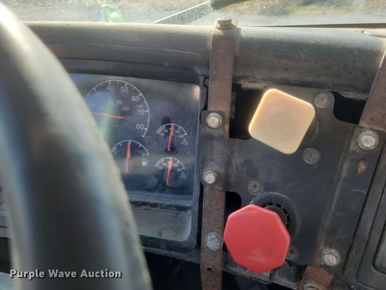 image for item MI9863 2006 Volvo VN Series  semi truck