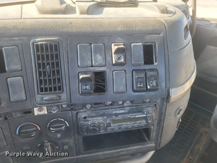 image for item MI9863 2006 Volvo VN Series  semi truck