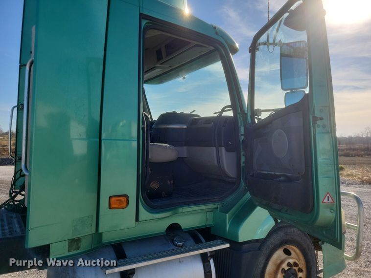 image for item MI9863 2006 Volvo VN Series  semi truck