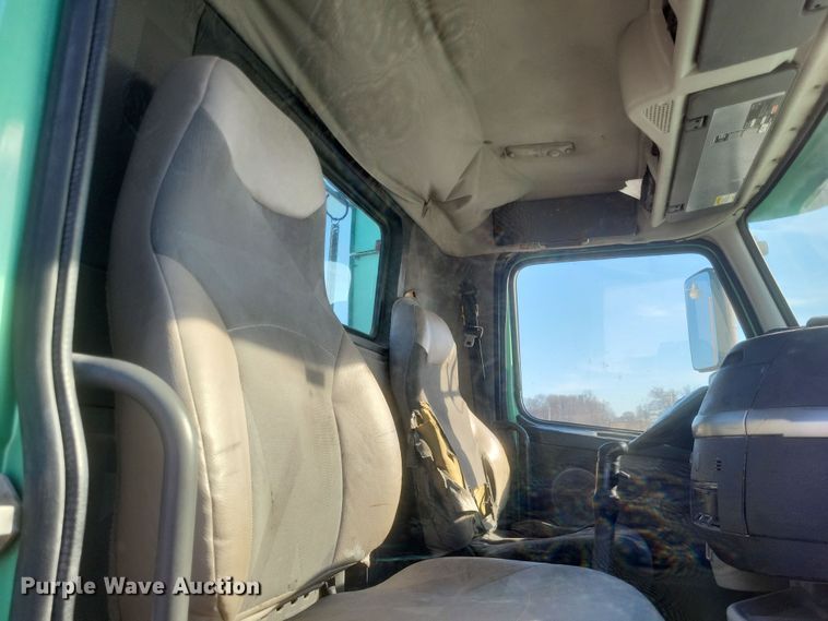 image for item MI9863 2006 Volvo VN Series  semi truck